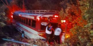 Bus extraurbano se precipita a barranco en Villa Canales y deja varias personas afectadas.
