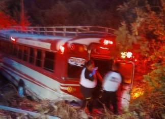 Bus extraurbano se precipita a barranco en Villa Canales y deja varias personas afectadas.