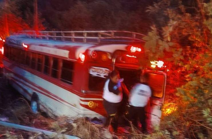 Bus extraurbano se precipita a barranco en Villa Canales y deja varias personas afectadas.