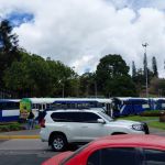 Varias unidades urbanas se estacionaron cerca de la comuna y el Banco de Guatemala para manifestar su rechazo al alza al precio del combustible. Foto La Hora: Kenneth Jordán