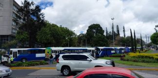 Varias unidades urbanas se estacionaron cerca de la comuna y el Banco de Guatemala para manifestar su rechazo al alza al precio del combustible. Foto La Hora: Kenneth Jordán