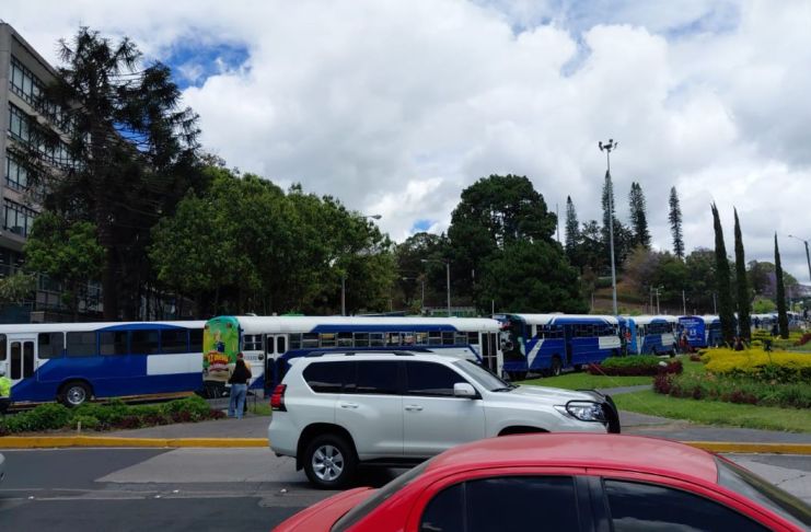 Varias unidades urbanas se estacionaron cerca de la comuna y el Banco de Guatemala para manifestar su rechazo al alza al precio del combustible. Foto La Hora: Kenneth Jordán