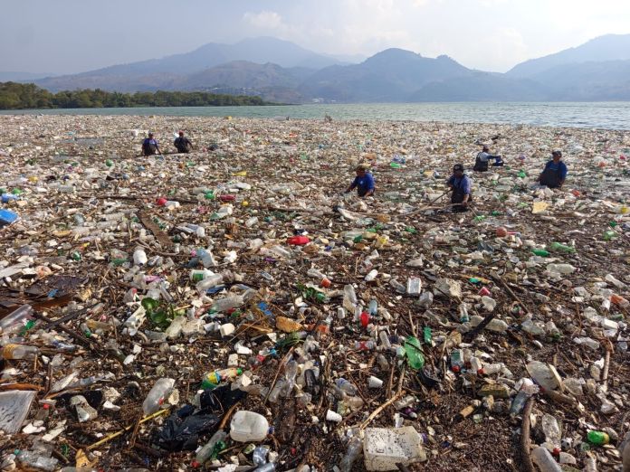 El lago de Amatitlán recibió más de 200 camionadas de residuos derivado de la tormenta del pasado miércoles, según AMSA. Foto La Hora: AMSA