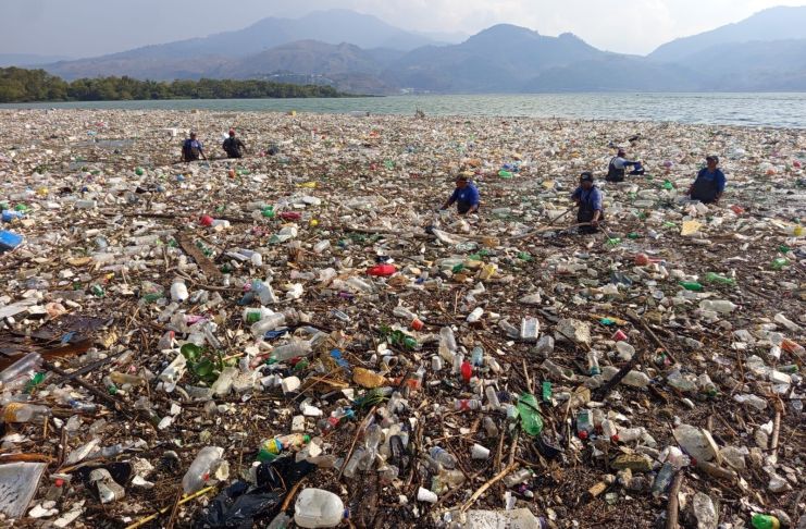 El lago de Amatitlán recibió más de 200 camionadas de residuos derivado de la tormenta del pasado miércoles, según AMSA. Foto La Hora: AMSA