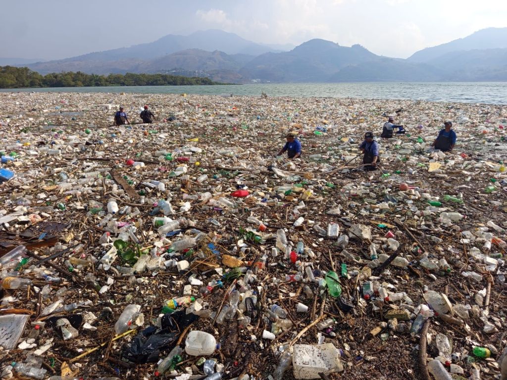 El lago de Amatitlán recibió más de 200 camionadas de residuos derivado de la tormenta del pasado miércoles, según AMSA. Foto La Hora: AMSA