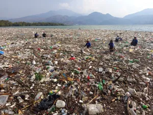 Lago de Amatitlán recibió lo equivalente a más de 200 camionadas de residuos tras tormenta del miércoles, según AMSA