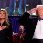El presidente de EE. UU., Donald Trump (d), y la primera dama, Melania Trump (i), durante la Cena de la Asociación de Corresponsales de la Casa Blanca. Foto La Hora: EFE
