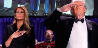 El presidente de EE. UU., Donald Trump (d), y la primera dama, Melania Trump (i), durante la Cena de la Asociación de Corresponsales de la Casa Blanca. Foto La Hora: EFE