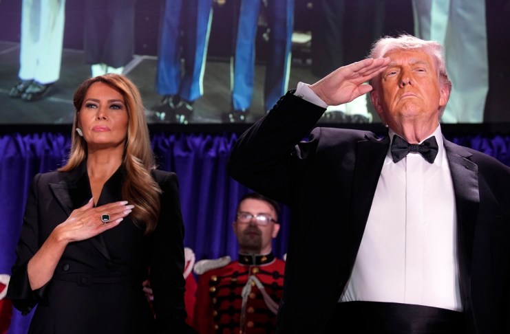 El presidente de EE. UU., Donald Trump (d), y la primera dama, Melania Trump (i), durante la Cena de la Asociación de Corresponsales de la Casa Blanca. Foto La Hora: EFE