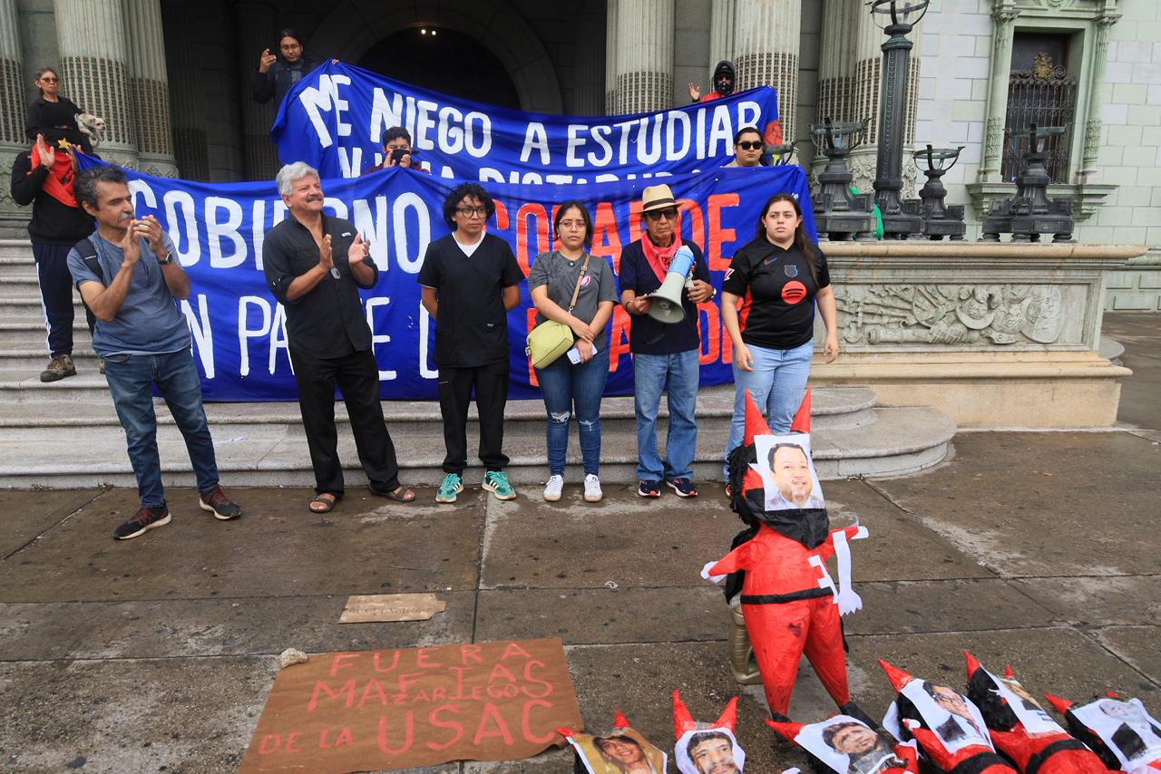 Elección de Rector: Con piñatas de diablos, estudiantes de la Usac piden acreditación de electores