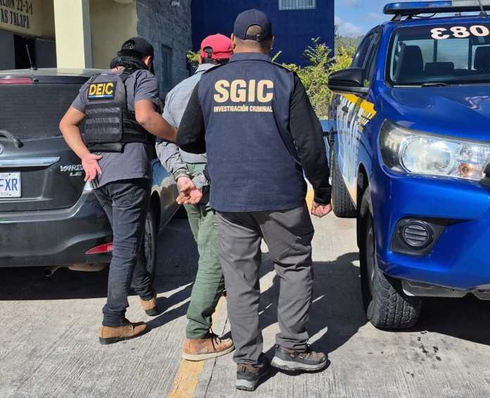 Un operativo conjunto en Monjas, Jalapa, permitió la captura de dos personas y el decomiso de armas, droga y motocicletas.