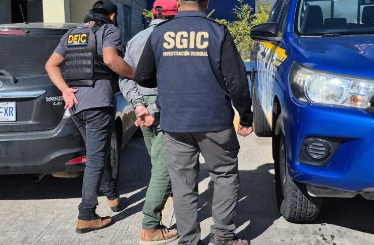 Un operativo conjunto en Monjas, Jalapa, permitió la captura de dos personas y el decomiso de armas, droga y motocicletas.