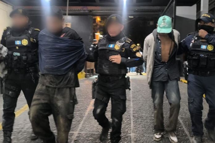 La Policía Nacional Civil reportó la detención de dos pandilleros vinculados a un ataque armado registrado en la zona 6. Foto La Hora: PNC