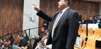 El exmagistrado de CSJ, Carlos Rivera, se presentó ante la postuladora a quienes reclamó por la calificación nula de su experiencia. Foto La Hora: Daniel Ramírez