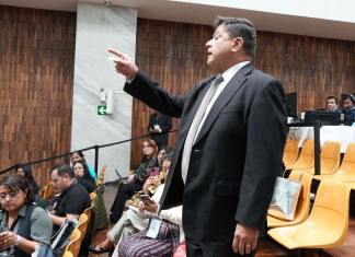 El exmagistrado de CSJ, Carlos Rivera, se presentó ante la postuladora a quienes reclamó por la calificación nula de su experiencia. Foto La Hora: Daniel Ramírez