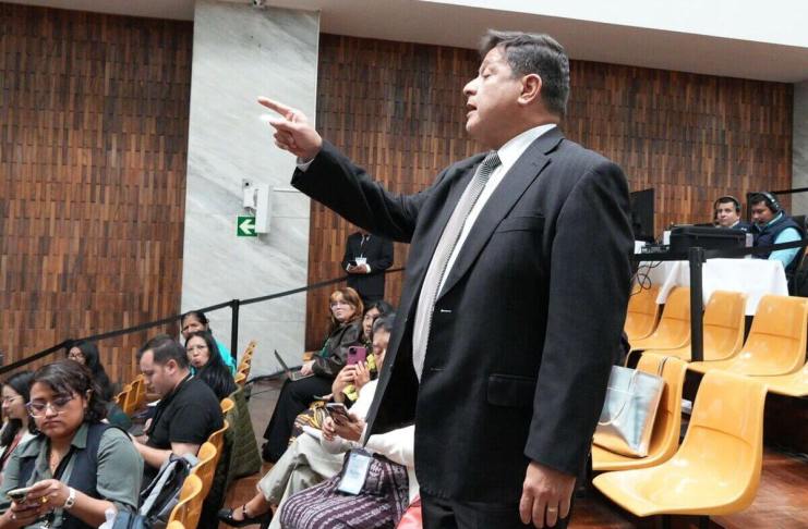 El exmagistrado de CSJ, Carlos Rivera, se presentó ante la postuladora a quienes reclamó por la calificación nula de su experiencia. Foto La Hora: Daniel Ramírez