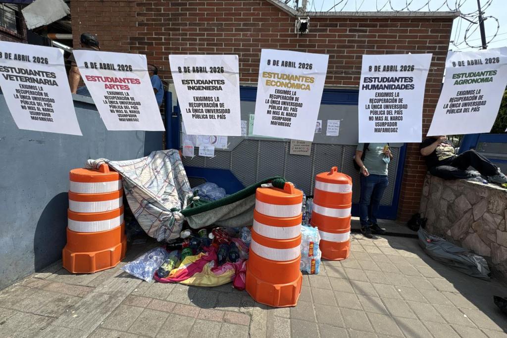 En uno de los ingresos a la Usac se ha colocado carteles en rechazo a la reelección de Walter Mazariegos. Foto La Hora: José Orozco