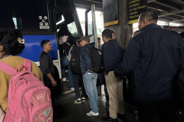 En la Central de Mayoreo, los usuarios que buscan viajar al sur del pa&iacute;s se han quejado de un alza al precio del pasaje. Foto La Hora: Jos&eacute; Orozco