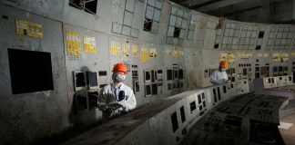 Después de 40 años de la tragedia nuclea de Chernobil, varias personas visitan la sala de control del reactor 4 de la central nuclear. Foto: La Hora:EFE