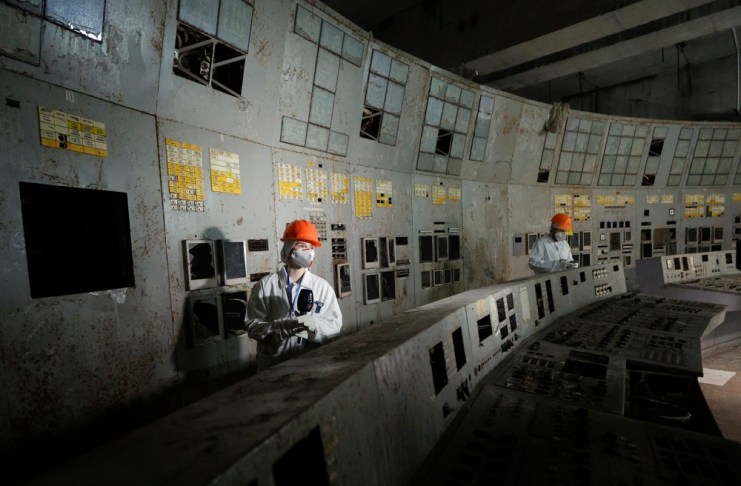 Después de 40 años de la tragedia nuclea de Chernobil, varias personas visitan la sala de control del reactor 4 de la central nuclear. Foto: La Hora:EFE