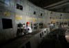 Después de 40 años de la tragedia nuclea de Chernobil, varias personas visitan la sala de control del reactor 4 de la central nuclear. Foto: La Hora:EFE
