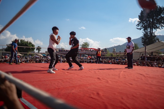 Comunidad participa en las tradicionales peleas de Chivarreto. Foto: Redes Sociales