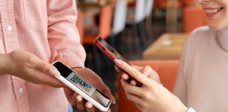 La evolución tecnológica y financiera introduce nuevos métodos de pago como el que realiza a través de un teléfono escaneando un código QR. Foto: Freepik.