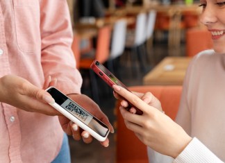 La evolución tecnológica y financiera introduce nuevos métodos de pago como el que realiza a través de un teléfono escaneando un código QR. Foto: Freepik.