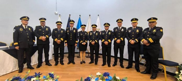 Entre los nuevos comisarios de la PNC graduados figura una mujer. Foto La Hora: PNC.
