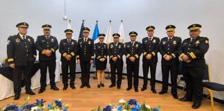 Entre los nuevos comisarios de la PNC graduados figura una mujer. Foto La Hora: PNC.