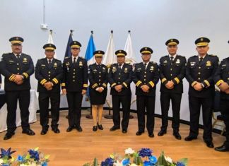 Entre los nuevos comisarios de la PNC graduados figura una mujer. Foto La Hora: PNC.