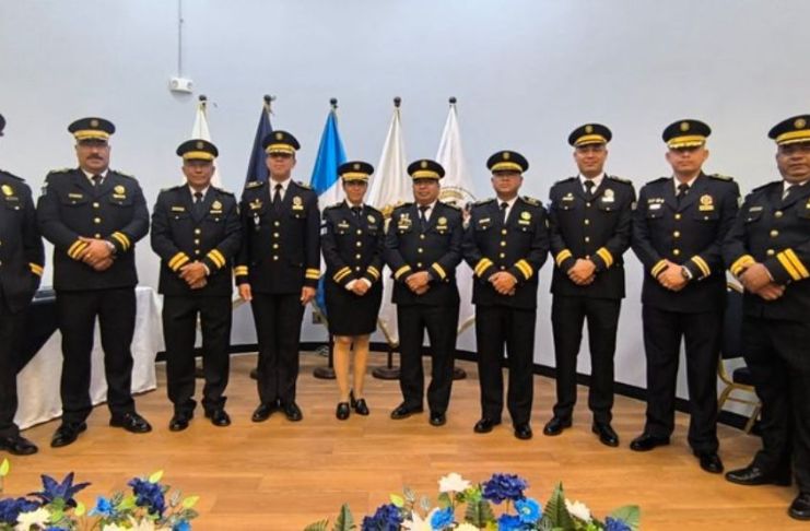 Entre los nuevos comisarios de la PNC graduados figura una mujer. Foto La Hora: PNC.