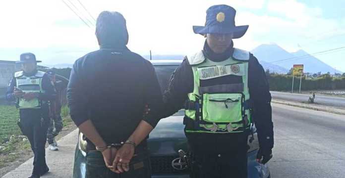 Persona capturada por conducir vehículo robado.