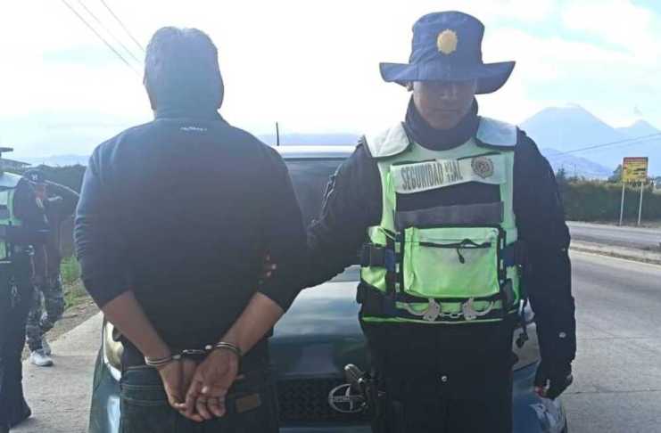 Persona capturada por conducir vehículo robado.