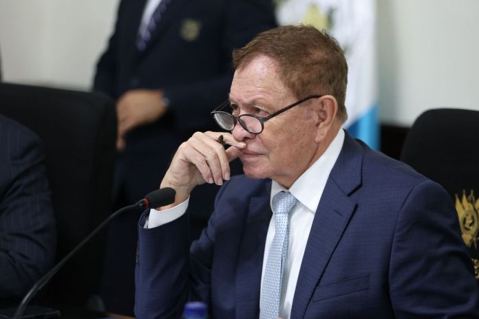El presidente del Congreso, Luis Contreras, indica que si algún diputado tiene enmiendas a las leyes Antilavado y Sistema Portuario se acerque a la comisión de Economía. Foto: Congreso de la República
