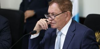 El presidente del Congreso, Luis Contreras, indica que si algún diputado tiene enmiendas a las leyes Antilavado y Sistema Portuario se acerque a la comisión de Economía. Foto: Congreso de la República