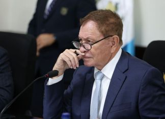 El presidente del Congreso, Luis Contreras, indica que si algún diputado tiene enmiendas a las leyes Antilavado y Sistema Portuario se acerque a la comisión de Economía. Foto: Congreso de la República