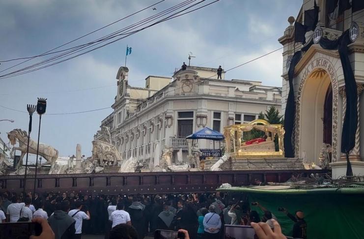 Cortejo procesional sale de la parroquia rectoral de Nuestra Señora de los Remedios, templo El Calvario. Foto: Daniel Ramírez.