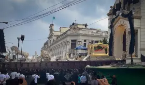 En imágenes: Pese a la fuerte lluvia, fieles continúan cortejo de la consagrada imagen del Santo Cristo Yacente, El Calvario