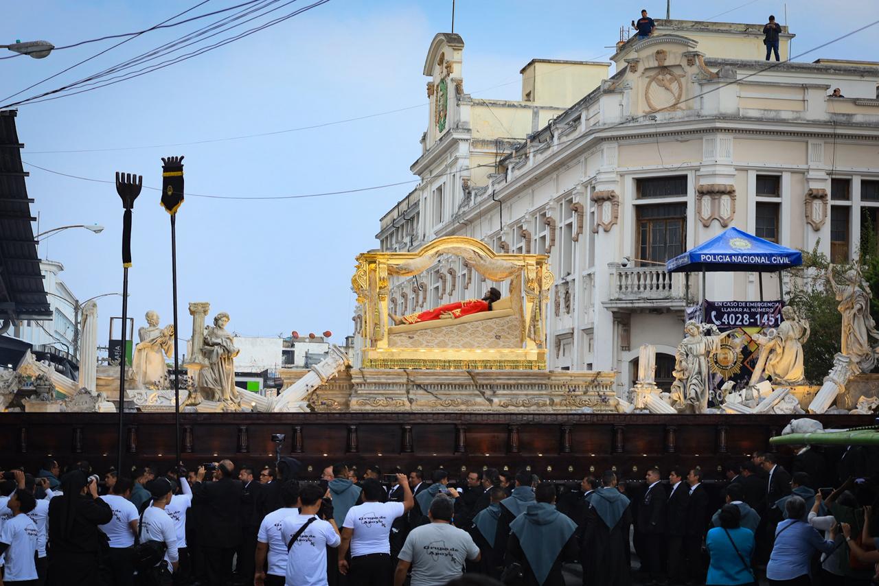 Fieles continúan con el cortejo procesional sale de la parroquia rectoral de Nuestra Señora de los Remedios, templo El Calvario.Foto: Daniel Ramírez.