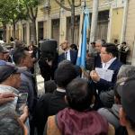 El diputado Julio Héctor Estrada escuchó las peticiones de los manifestantes durante la manifestación pacífica. Foto La Hora: José Orozco