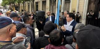 El diputado Julio Héctor Estrada escuchó las peticiones de los manifestantes durante la manifestación pacífica. Foto La Hora: José Orozco