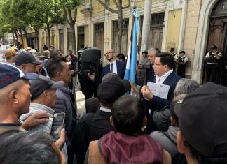El diputado Julio Héctor Estrada escuchó las peticiones de los manifestantes durante la manifestación pacífica. Foto La Hora: José Orozco