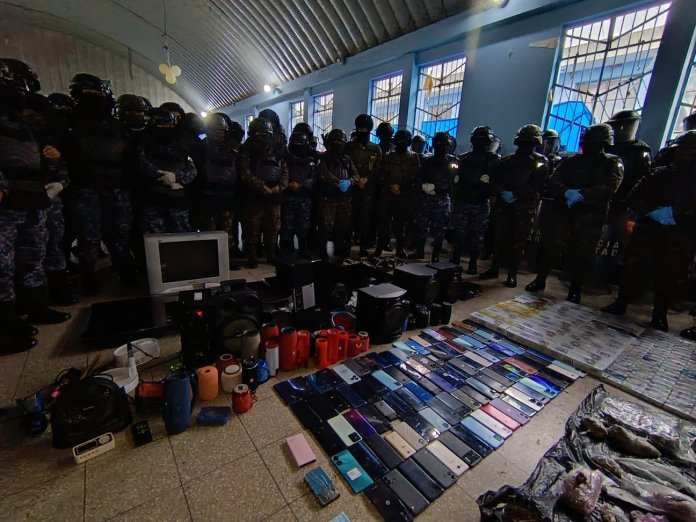 Celulares, televisores, bocinas, marihuana y cocaína es parte de lo localizado en la cárcel Santa Teresita, de la zona 18.