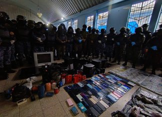 Celulares, televisores, bocinas, marihuana y cocaína es parte de lo localizado en la cárcel Santa Teresita, de la zona 18.