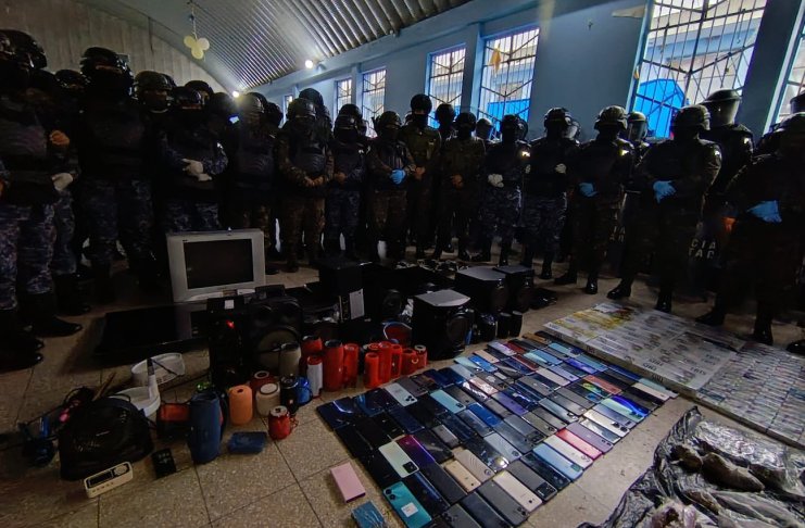Celulares, televisores, bocinas, marihuana y cocaína es parte de lo localizado en la cárcel Santa Teresita, de la zona 18.