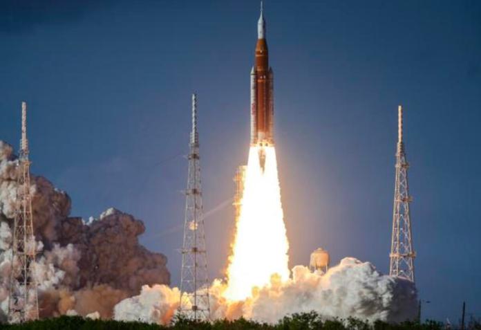La misión realizará un sobrevuelo tripulado de la Luna, el primer vuelo humano más allá de la órbita terrestre baja desde 1972. Foto: La Hora/ EFE