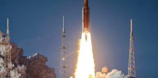 La misión realizará un sobrevuelo tripulado de la Luna, el primer vuelo humano más allá de la órbita terrestre baja desde 1972. Foto: La Hora/ EFE