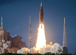 La misión realizará un sobrevuelo tripulado de la Luna, el primer vuelo humano más allá de la órbita terrestre baja desde 1972. Foto: La Hora/ EFE