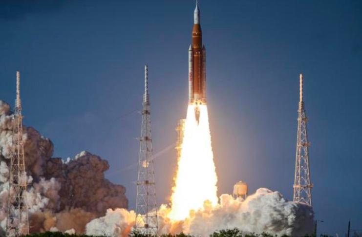 La misión realizará un sobrevuelo tripulado de la Luna, el primer vuelo humano más allá de la órbita terrestre baja desde 1972. Foto: La Hora/ EFE